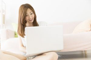 パソコン操作する女性